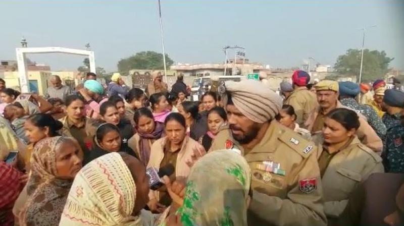 The atmosphere is tense in Zira of Ferozepur: the police took the protestors into custody, pulled down the tents outside the liquor factory.