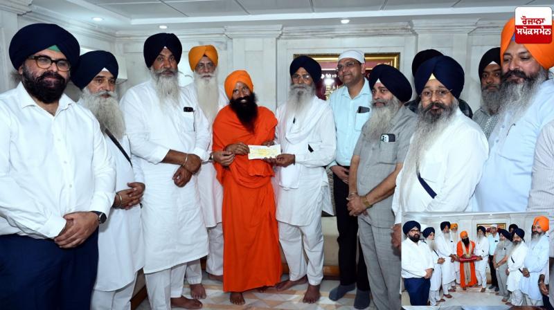 Baba Ramdev pays obeisance at Sachkhand Sri Harmandir Sahib