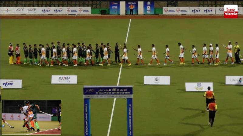 Indian and Pakistani players shake hands