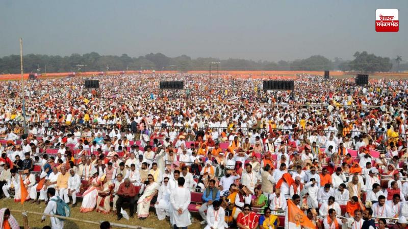 Lakhs of people participated in a massive Gita recital in Kolkata