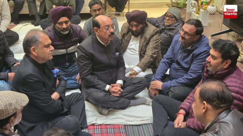 Cabinet Minister Sanjeev Arora visited Mayor Vineet Dhir's house and shared his grief