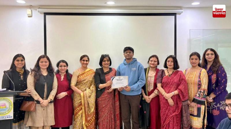 Shreyansh and Rouhani won the book review competition of GGDSD College, Chandigarh