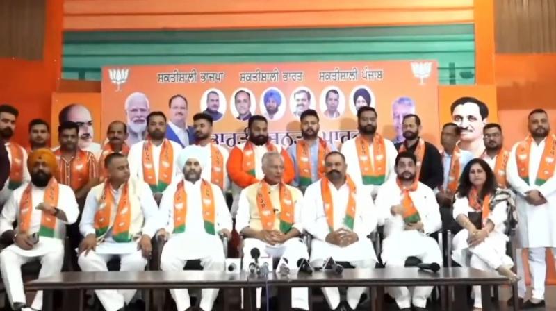 Many leaders including 3 former congress councilors joined BJP