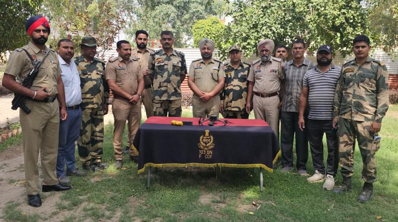 BSF ਤੇ ਪੁਲਿਸ ਮੁਲਾਜ਼ਮ ਜਾਣਕਾਰੀ ਦਿੰਦੇ ਹੋਏ 