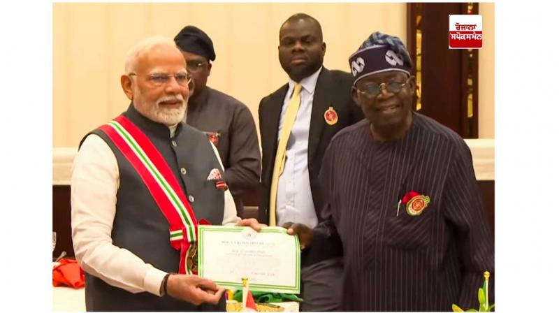ਨਾਈਜੀਰੀਆ PM ਨਰਿੰਦਰ ਮੋਦੀ ਨੂੰ ‘ਗ੍ਰੈਂਡ ਕਮਾਂਡਰ ਆਫ ਦਿ ਆਰਡਰ ਆਫ ਨਾਈਜਰ’ ਨਾਲ ਸਨਮਾਨਿਤ ਕਰਦੇ ਹੋਏ 