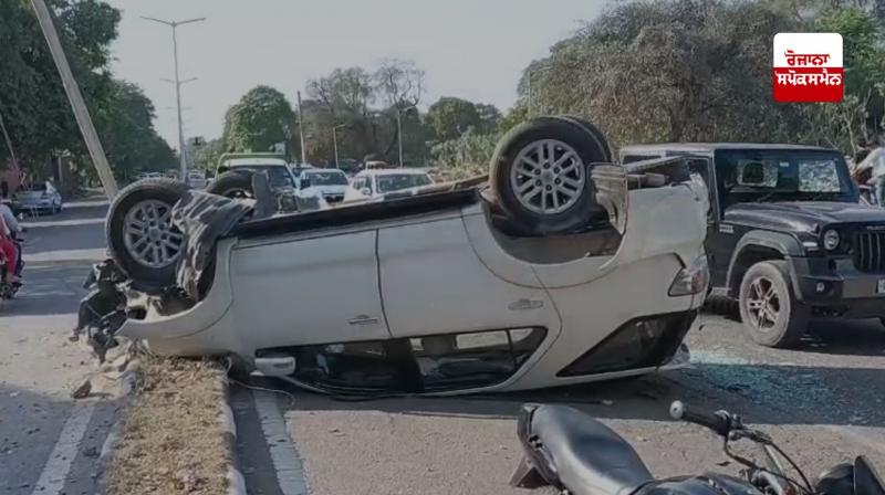 ਮੁਹਾਲੀ ਦੇ ਵਾਈਪੀਐਸ ਚੌਂਕ ਦੇ ਕੋਲ ਸੈਕਟਰ 61 ’ਚ ਦੋ ਗੱਡੀਆਂ ਦੀ ਭਿਆਨਕ ਟੱਕਰ 