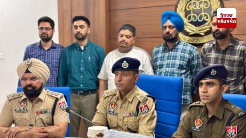ਪੁਲਿਸ ਅਧਿਕਾਰੀ ਜਾਣਕਾਰੀ ਦਿੰਦੇ ਹੋਏ 