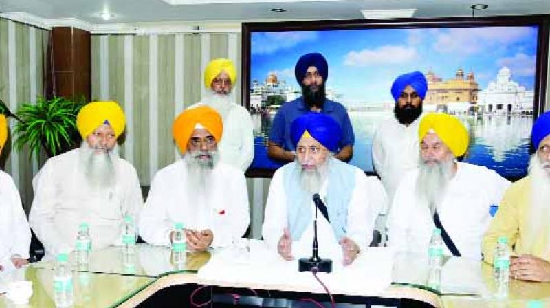 Bhai Gobind Singh Longowal Talking with Others