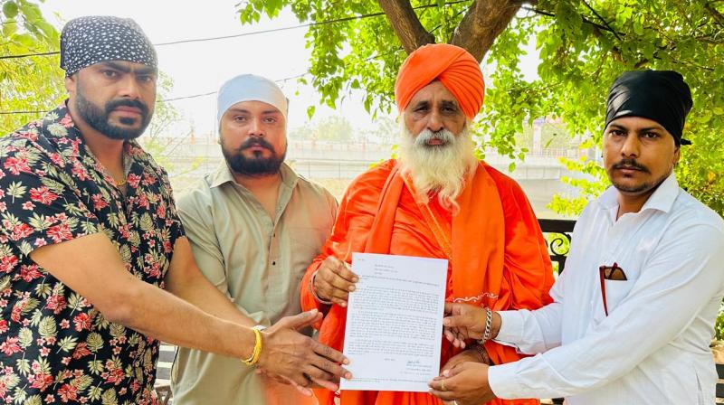  ਪੀੜਤ ਪਰਿਵਾਰ  ਰਾਜ ਸਭਾ ਮੈਂਬਰ ਸੰਤ ਬਲਬੀਰ ਸਿੰਘ ਸੀਚੇਵਾਲ  ਨੂੰ ਪੱਤਰ ਸੌਂਪਦੇ ਹੋਏ 