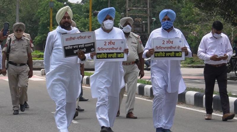 AAP protests in front of Capt Amarinder Singh's residence against scholarship scam