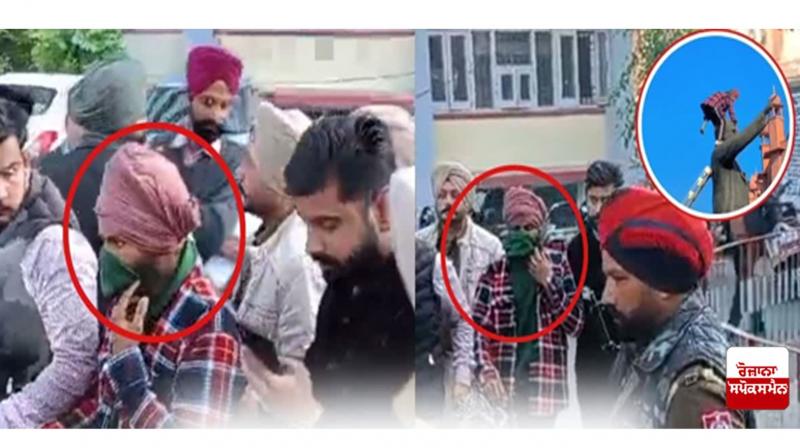 ਮੁਲਜ਼ਮ ਨੂੰ ਫੜ ਕੇ ਲਿਜਾਂਦੇ ਹੋਏ ਪੁਲਿਸ ਮੁਲਾਜ਼ਮ 