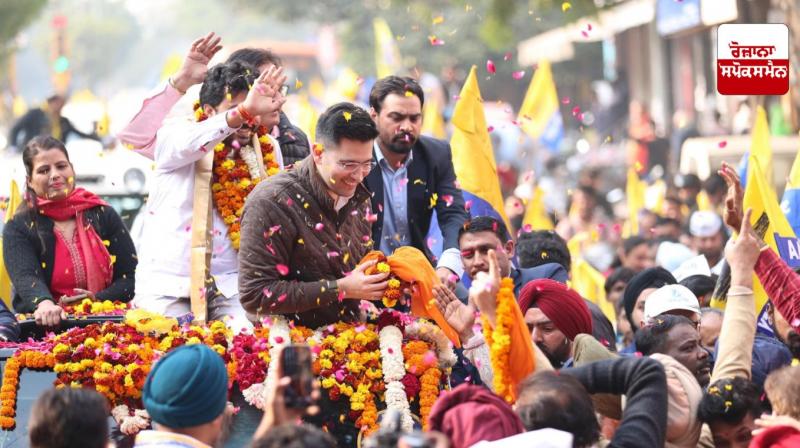 ਰਾਜੇਂਦਰ ਨਗਰ ਰੋਡ ਸ਼ੋਅ 'ਚ ਸਾਂਸਦ ਰਾਘਵ ਚੱਢਾ ਦਾ ਜਨਤਾ ਸਵਾਗਤ ਕਰਦੀ ਹੋਈ 