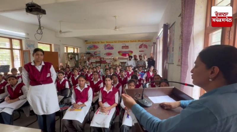 AIG ਡਾ. ਰਵਜੋਤ ਗਰੇਵਾਲ ਨੇ ਸਕੂਲ ਆਫ਼ ਐਮੀਨੈਂਸ ਚਮਕੌਰ ਸਾਹਿਬ ਦੀਆਂ ਵਿਦਿਆਰਥਣਾਂ ਨੂੰ UPSC ਦੀ ਤਿਆਰੀ ਸੰਬੰਧੀ ਨੁਕਤੇ ਸਾਂਝੇ ਕੀਤੇ