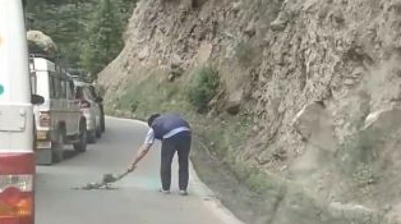 ਸੜਕ ’ਤੇ ਸਫ਼ਾਈ ਕਰ ਰਿਹਾ ਪੰਜਾਬੀ ਯਾਤਰੀ 