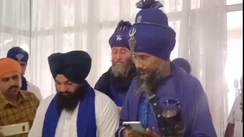 ਗੁਰਦੁਆਰਾ ਸਾਹਿਬ ’ਚ ਪਹੁੰਚੇ ਹੋਏ ਨਿਹੰਗ ਸਿੰਘ ਅਤੇ ਸੰਗਤ 