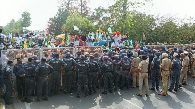Farmers march towards Chandigarh breaking barricades