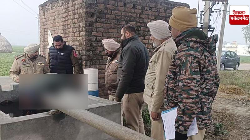 ਪੁਲਿਸ ਲਾਸ਼ ਨੂੰ ਕਬਜ਼ੇ ਵਿਚ ਲੈਂਦੀ ਹੋਈ 