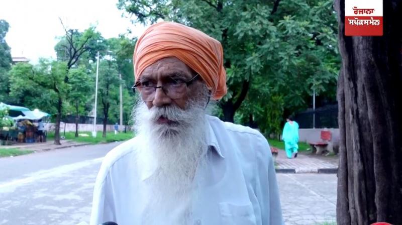 Retired DIG Inderjit Singh Sidhu cleaning the roads of Chandigarh