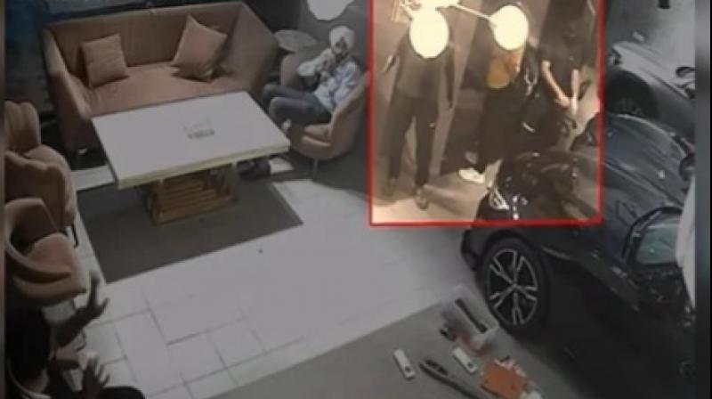 ਕਾਰ ਸ਼ੋਅਰੂਮ 'ਚ ਹੋ ਰਹੀ ਗੋਲੀਬਾਰੀ ਦੀ ਸੀਸੀਟੀਵੀ ਤਸਵੀਰ 