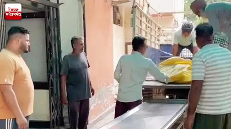 ਮ੍ਰਿਤਕ ਦੇਹਾਂ ਨੂੰ ਮੁਰਦਾਘਰ ਵਿੱਚ ਰਖਵਾਉਂਦੇ ਹੋਏ ਮੁਲਾਜ਼ਮ   