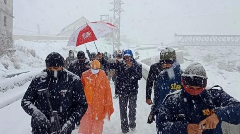 Yogi Adityanath and Trivendra Singh Rawat stuck in Kedarnath 