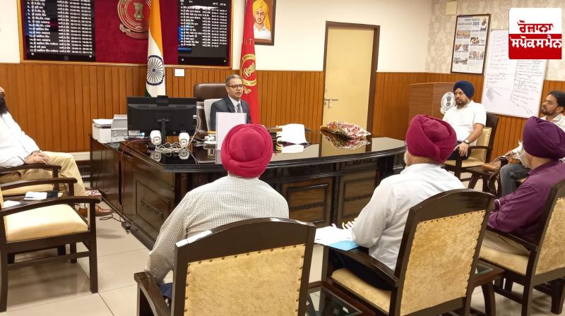 ਪਰਾਲੀ ਨੂੰ ਅੱਗ ਲਗਾਉੁਣ ਵਾਲੇ ਸਰਕਾਰੀ ਮੁਲਾਜ਼ਮਾਂ, ਨੰਬਰਦਾਰਾਂ ਤੇ ਸਰਪੰਚਾਂ  ਖਿਲਾਫ਼ ਵੀ ਕੀਤੀ ਜਾਵੇਗੀ ਬਣਦੀ ਕਾਰਵਾਈ :ਡੀਸੀ