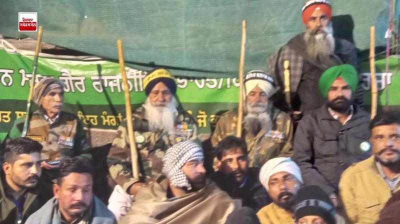 ਕੈਪਸਨ: ਡੱਲੇਵਾਲ ਦੀ ਟਰਾਲੀ ਦੇ ਆਲੇ ਦੁਆਲੇ ਪਹਿਰਾ ਦੇ ਰਹੇ ਸਾਬਕਾ ਫ਼ੌਜੀਆਂ ਦੀ ਜਥੇਬੰਦੀ