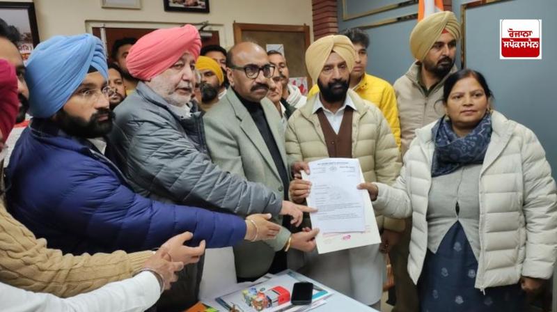 ਕਾਂਗਰਸ ਆਗੂ  ਡੀਸੀ ਨੂੰ ਮੰਗ ਪੱਤਰ ਸੌਪਦੇ ਹੋਏ 