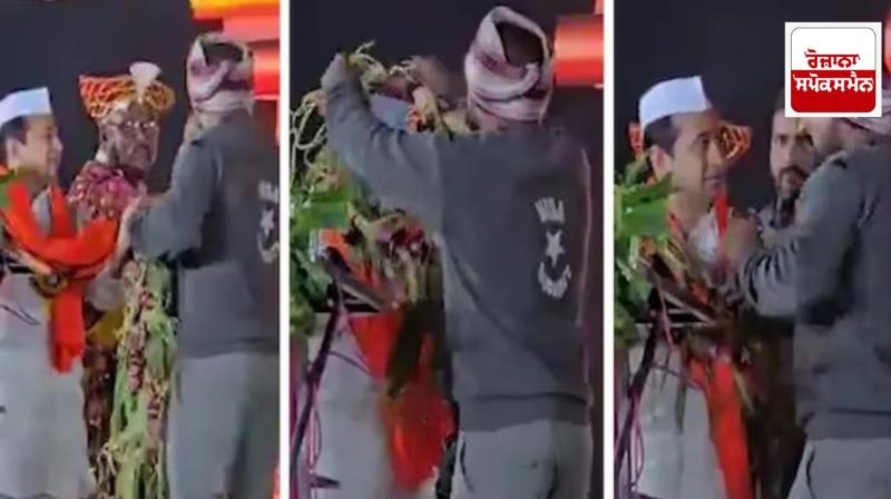Farmer climbs on stage and garlands Maharashtra minister with onions