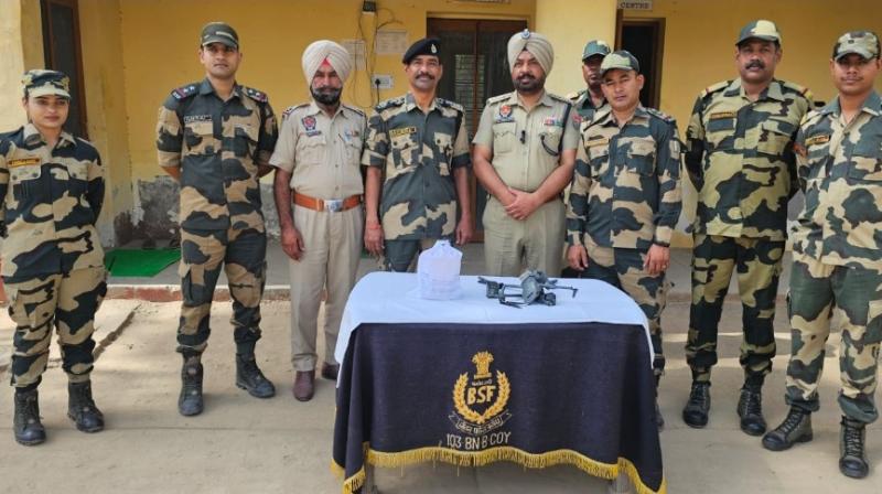 ਪੁਲਿਸ ਤੇ ਬੀਐਸਐਫ਼ ਦੇ ਜਵਾਨ ਜਾਣਕਾਰੀ ਦਿੰਦੇ ਹੋਏ 