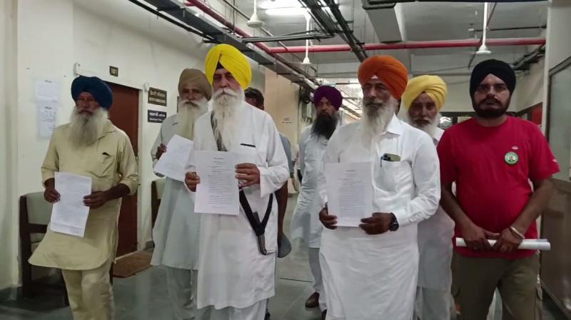 ਬਲਦੇਵ ਸਿਰਸਾ ਏਡੀਸੀ ਨੂੰ ਮੰਗ ਦਿੰਦੇ ਹੋਏ 