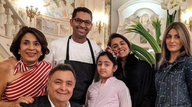 Rishi kapoor enjoys dinner with friends photo viral