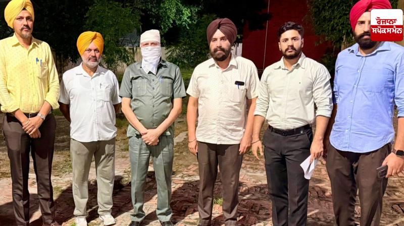 RTI activist caught red-handed while accepting bribe of Rs 4 lakh