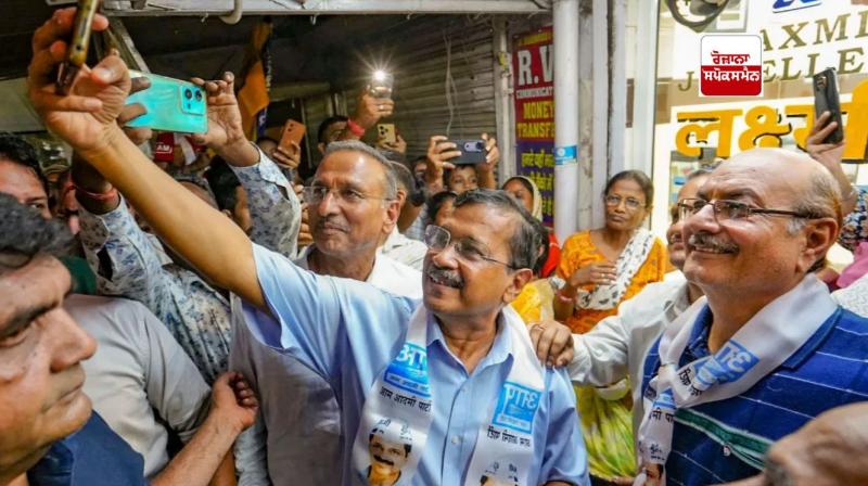  ਪੈਦਲ ਯਾਤਰਾ ਦੌਰਾਨ ਜਨਤਾ ਨਾਲ ਸੈਲਫ਼ੀ ਲੈਂਦੇ ਹੋਏ 