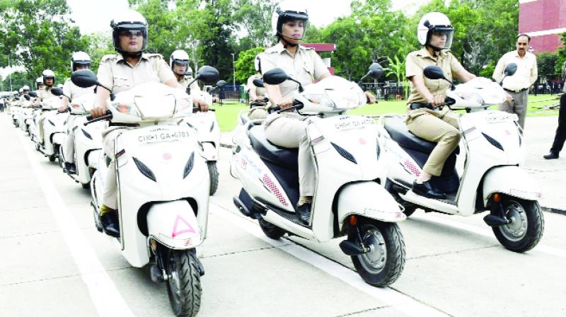 The women police took part in rehearsals by wearing a helmet on the head