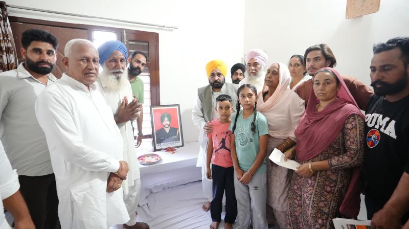 CM HANDS OVER CHEQUE WORTH RS 1 CRORE  AS FINANCIAL ASSISTANCE TO FAMILY OF MARTYR NAIK SURINDER SINGH