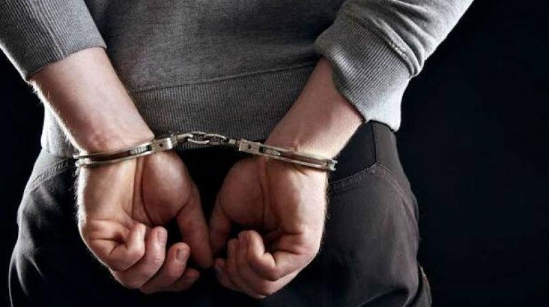 A drug smuggler along with heroin worth crores of rupees was intercepted by the police