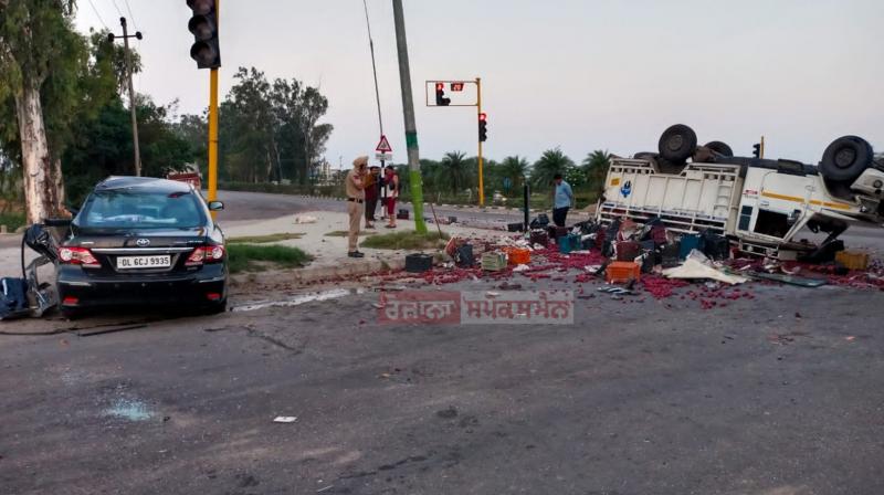 Terrible collision between a Toyota car and a pickup vehicle
