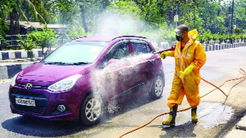 ਗੁਹਾਟੀ 'ਚ ਇਕ ਸਿਹਤ ਵਿਭਾਗ ਦਾ ਮੁਲਾਜ਼ਮ ਕਾਰ ਨੂੰ ਕੋਰੋਨਾ ਵਾਇਰਸ ਤੋਂ ਮੁਕਤ ਕਰਨ ਲਈ ਉਸ 'ਤੇ ਦਵਾਈ ਛਿੜਕਦਾ ਹੋਇਆ।  ਪੀਟੀਆਈ