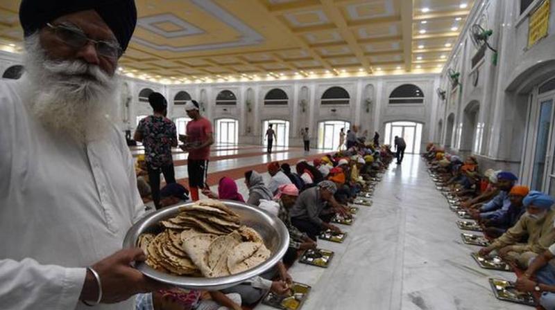 ਗੁਰਦਵਾਰਾ ਰਾਜੌਰੀ ਗਾਰਡ ਦੇ ਸੇਵਾਦਾਰ ਤੇ ਸਟਾਫ਼ ਮੈਂਬਰ ਆਦਿ ਜ਼ਰੂਰਤਮੰਦਾਂ ਨੂੰ ਲੰਗਰ ਵੰਡਦੇ ਹੋਏ।