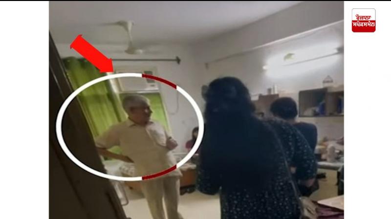 ਬਿਨਾਂ ਦੱਸੇ ਕੁੜੀਆਂ ਦੇ ਹੋਸਟਲ ਦੇ ਕਮਰੇ 'ਚ ਵੜਿਆ ਵੀਸੀ 