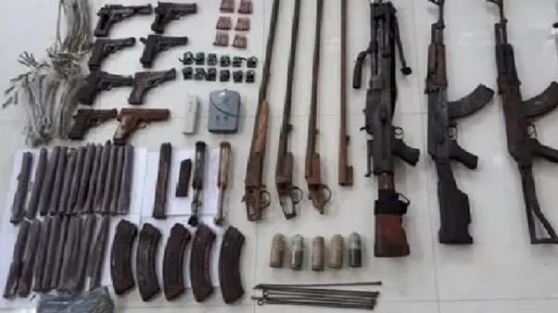 ਤਲਾਸ਼ੀ ਮੁਹਿੰਮ ਦੌਰਾਨ ਮਾਚਿਨ ਮਾਨੋ ਪਹਾੜੀਆਂ 'ਚ ਰਾਈਫਲਾਂ ਅਤੇ ਵਿਸਫੋਟਕ ਜ਼ਬਤ ਕੀਤਾ ਗਿਆ 