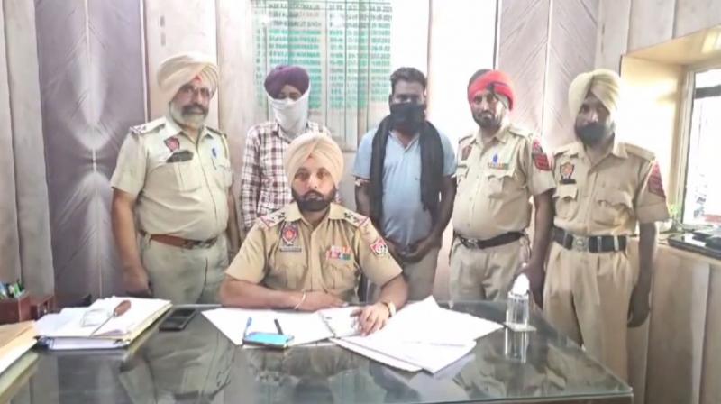 ਪੁਲਿਸ ਮੁਲਜ਼ਮਾਂ ਬਾਰੇ ਜਾਣਕਾਰੀ ਦਿੰਦੀ ਹੋਈ 