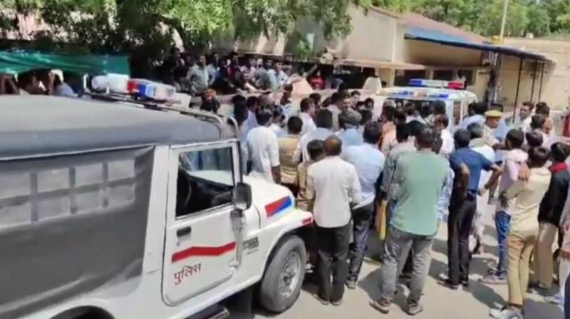 ਪੁਲਿਸ ਕਾਰਵਾਈ ਕਰਦੀ ਹੋਈ 