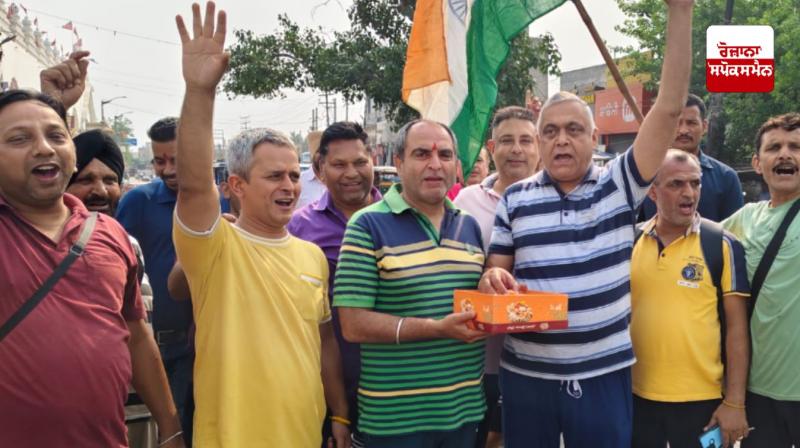 ਪਾਕਿਸਤਾਨ ’ਚ ਬੈਠੇ ਅੱਤਵਾਦੀਆਂ 'ਤੇ ਭਾਰਤੀ ਫੌਜ ਵੱਲੋਂ ਕੀਤੇ ਸਰਜੀਕਲ ਸਟ੍ਰਾਈਕ ਦੇ ਜਸ਼ਨ ’ਚ ਭਾਜਪਾ ਨੇਤਾ ਨੇ ਵੰਡੇ ਲੱਡੂ