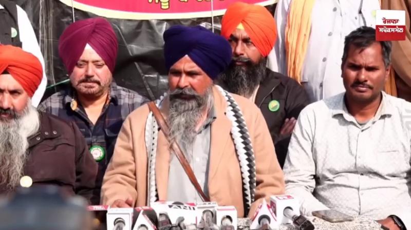 ਸੰਭੂ ਬਾਰਡਰ ਤੋਂ ਕਿਸਾਨਾਂ ਨੂੰ ਦਿੱਲੀ ਜਾਣ ਤੋਂ ਰੋਕਣ ’ਤੇ ਕਿਸਾਨ ਆਗੂ ਸਰਵਣ ਸਿੰਘ ਪੰਧੇਰ ਪੱਤਰਕਾਰਾਂ ਨਾਲ ਗੱਲਬਾਤ ਕਰਦੇ ਹੋਏ 