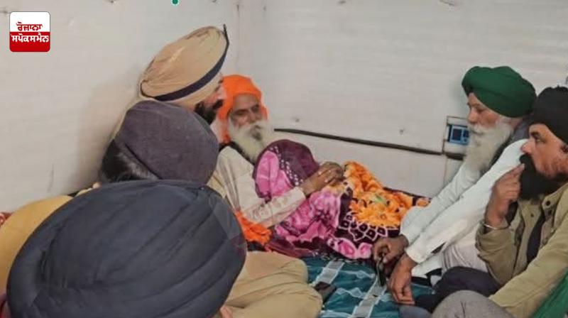 ਮਨਦੀਪ ਸਿੰਘ ਸਿੱਧੂ ਡੱਲੇਵਾਲ ਦੀ ਸਿਹਤ ਦਾ ਹਾਲ ਪੁੱਛਦੇ ਹੋਏ 
