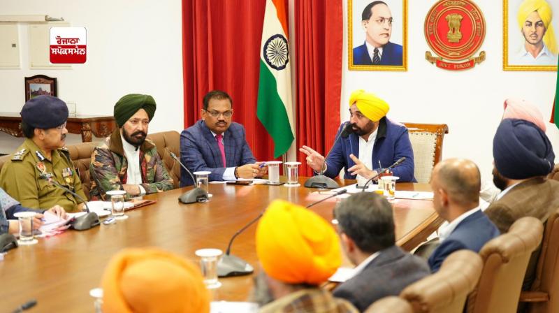 ਪੰਜਾਬ ਦੇ ਮੁੱਖ ਮੰਤਰੀ ਭਗਵੰਤ ਮਾਨ ਨੇ ਸੀਨੀਅਰ ਅਧਿਕਾਰੀਆਂ ਨਾਲ ਮੀਟਿੰਗ ਕਰਦੇ ਹੋਏ 