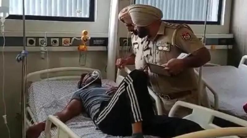 ਪੁਲਿਸ ਮੁਲਾਜ਼ਮ ਪੀੜਤ ਦੇ ਬਿਆਨ ਦਰਜ ਕਰਦੇ ਹੋਏ  