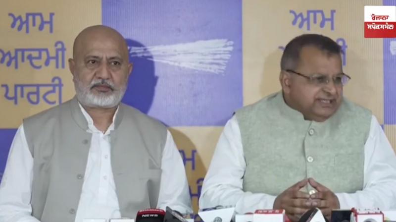 AAP leader Neil Garg attacks Congress on migrant issue